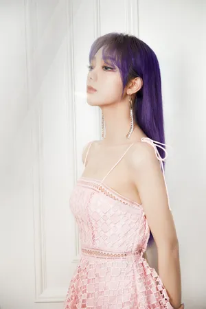 李紫婷吊带粉裙性感写真图片_5