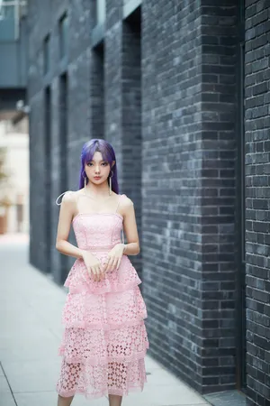 李紫婷吊带粉裙性感写真图片_8