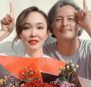范文芳李铭顺甜蜜亲吻秀恩爱美照图片