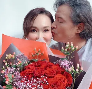 范文芳李铭顺甜蜜亲吻秀恩爱美照图片第1张
