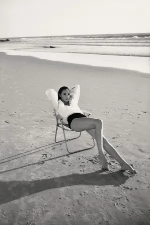 盖尔·加朵《名利场》性感海边大片写真图片_3
