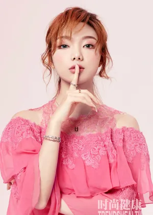李紫婷粉裙卷发少女感写真图片