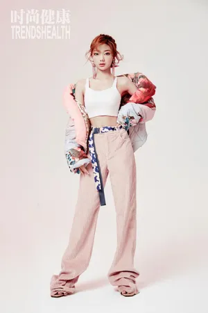李紫婷粉裙卷发少女感写真图片