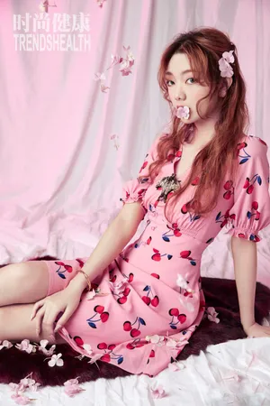 李紫婷粉裙卷发少女感写真图片_2