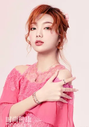李紫婷粉裙卷发少女感写真图片_5