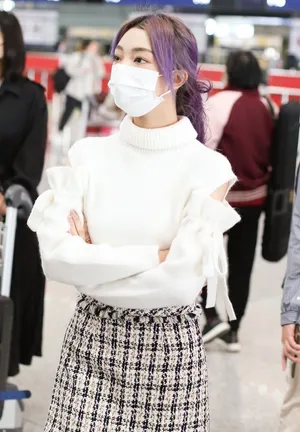 李紫婷格纹短裙美丽时髦机场照图片
