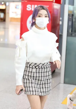 李紫婷格纹短裙美丽时髦机场照图片_3