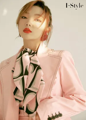 李紫婷粉色西装养眼写真图片