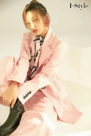 李紫婷粉色西装养眼写真图片_4