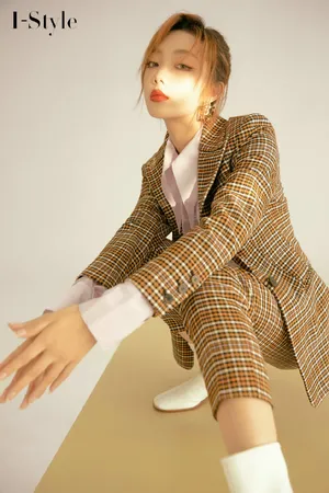 李紫婷格纹西装酷帅有型写真图片_4