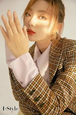 李紫婷格纹西装酷帅有型写真图片_5