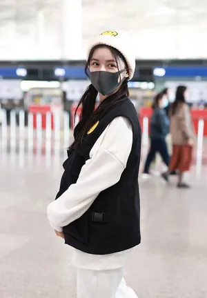 蔡卓宜黑马甲简约时尚甜美机场照图片_4