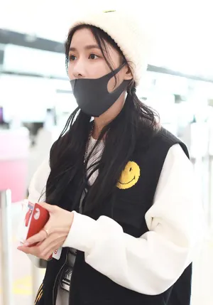 蔡卓宜黑马甲简约时尚甜美机场照图片_6