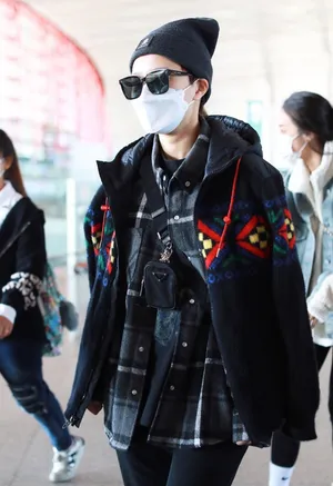 杨芸晴格纹衬衫潮酷帅气机场照图片_2