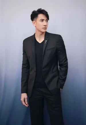 吴尊修身西服儒雅帅气写真_5
