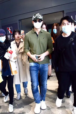 吴尊休闲套装简约帅气机场照图片_2