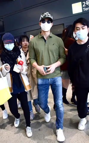 吴尊休闲套装简约帅气机场照图片_3