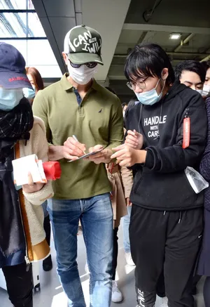 吴尊休闲套装简约帅气机场照图片_4