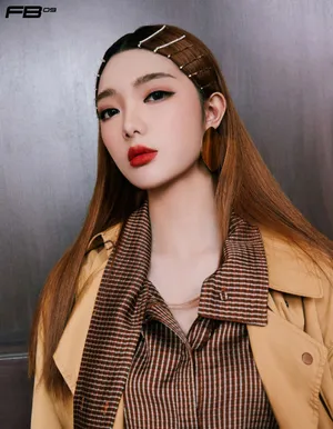 李紫婷棕色风衣酷感写真图片_1