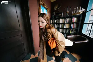 李紫婷棕色风衣酷感写真图片_2