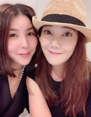 梁静茹皮肤白皙运动逛街愉悦悠闲自拍图片_3