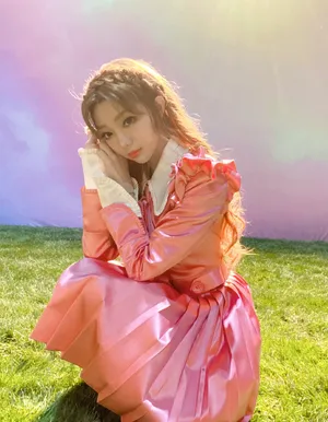 李紫婷粉嫩甜美光影写真图片