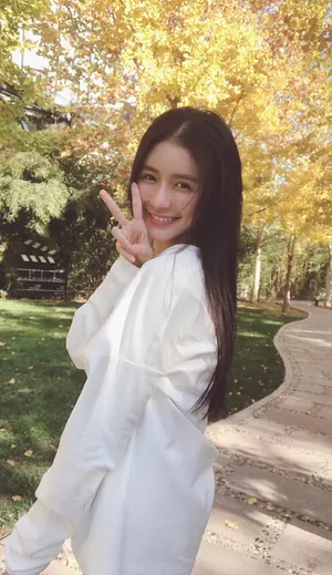 蔡卓宜初秋户外甜美照片