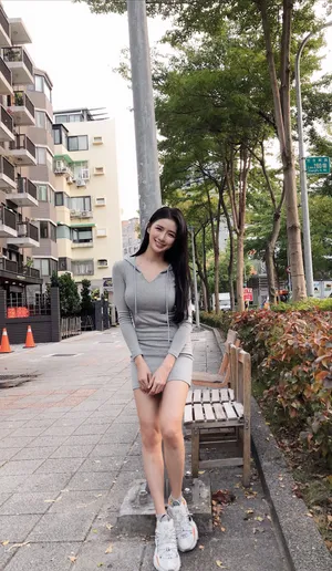 蔡卓宜包臀卫衣性感户外写真_4