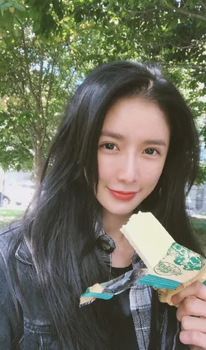 蔡卓宜休闲舒适旅拍照图片_5