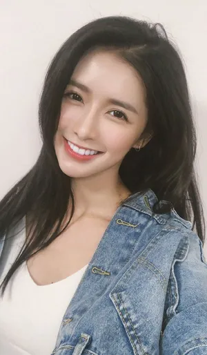 蔡卓宜牛仔外套性感图片写真_3