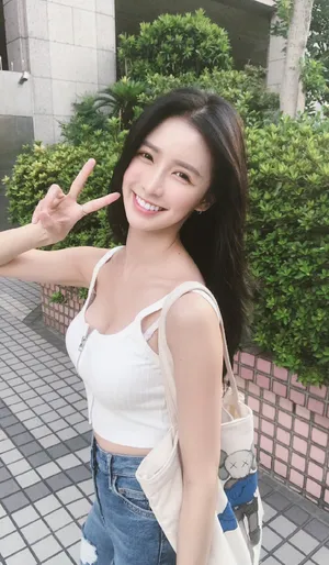 蔡卓宜牛仔长裤吊带装性感写真