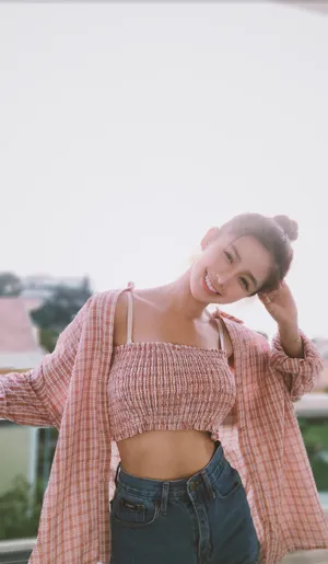 蔡卓宜丸子头裹胸小蛮腰性感图片