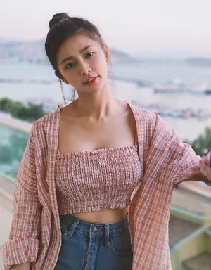 蔡卓宜丸子头裹胸小蛮腰性感图片_2