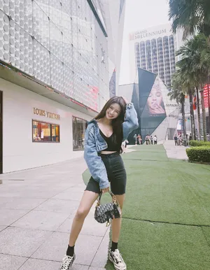 蔡卓宜休闲街拍写真图片第1张