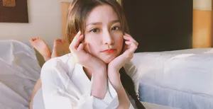 蔡卓宜白色衬衣慵懒性感居家写真