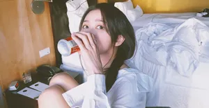 蔡卓宜白色衬衣慵懒性感居家写真_2