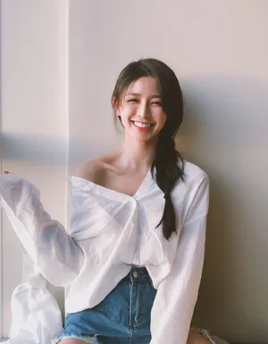 蔡卓宜白色衬衣慵懒性感居家写真_5