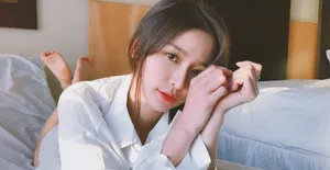 蔡卓宜白色衬衣慵懒性感居家写真_7