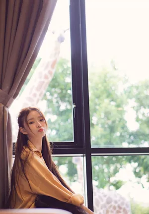 蔡卓宜吊带衬衣户外甜美照片