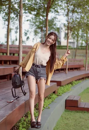 蔡卓宜吊带衬衣户外甜美照片_2