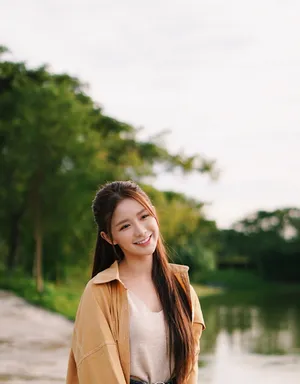 蔡卓宜吊带衬衣户外甜美照片_3