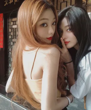 李紫婷金发红唇性感写真图片第1张