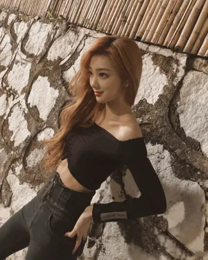 李紫婷金发红唇性感写真图片_4