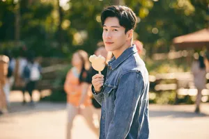 王冠逸牛仔装游乐园写真图片_5