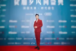 王冠逸红色西装儒雅绅士写真图片_1