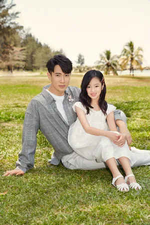 吴尊父女温馨杂志封面写真图片