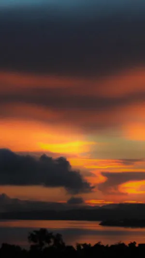 观看落日红霞的湖