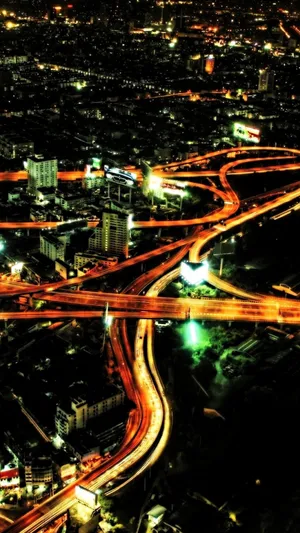 城市道路的红色夜灯