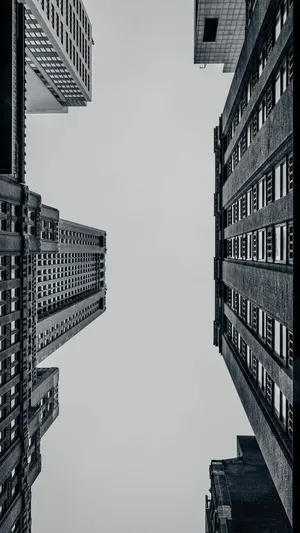 仰望摩天大楼的城市一角_1