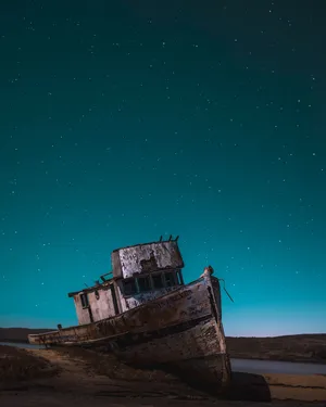 星空下的船只残骸